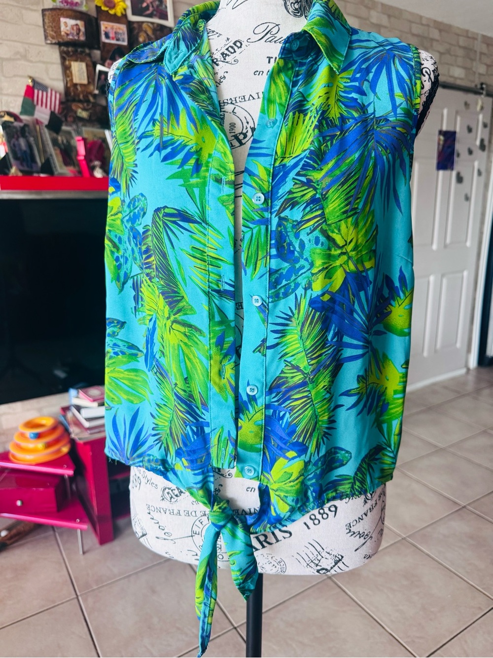 Sleeveless Tie-Front Tropical Print Shirt - Blue/Green